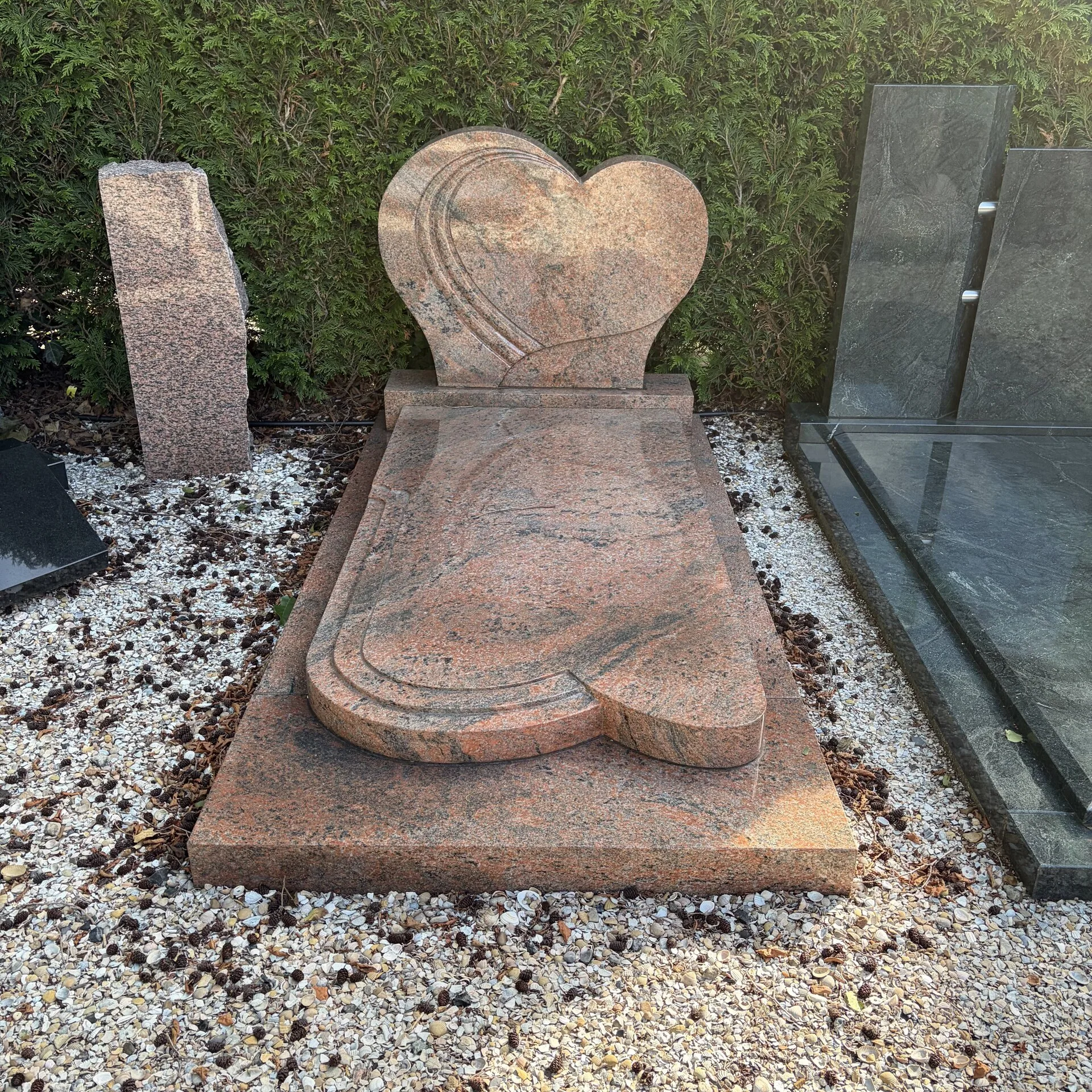 MC rood massief monument