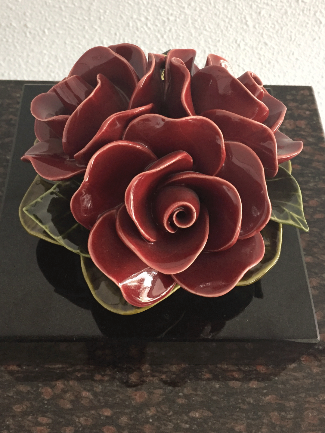 Boeket met 3 granaat rode rozen