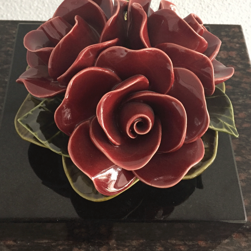 Boeket met 3 granaat rode rozen