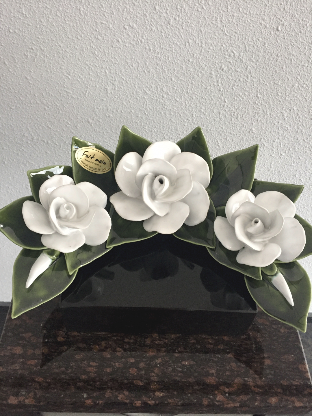 Halve krans met witte rozen