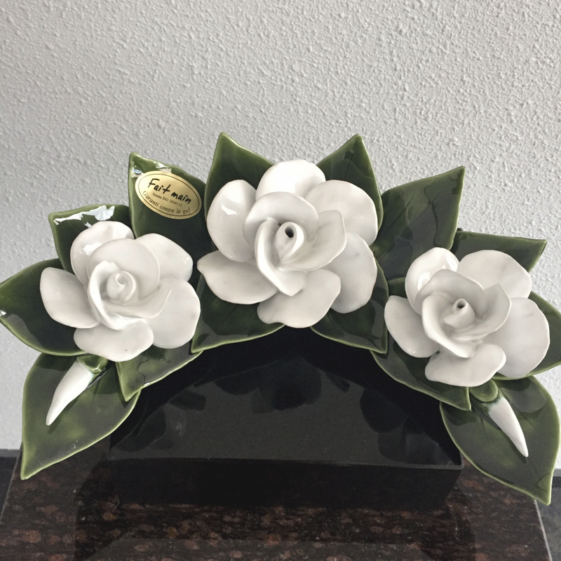 Halve krans met witte rozen