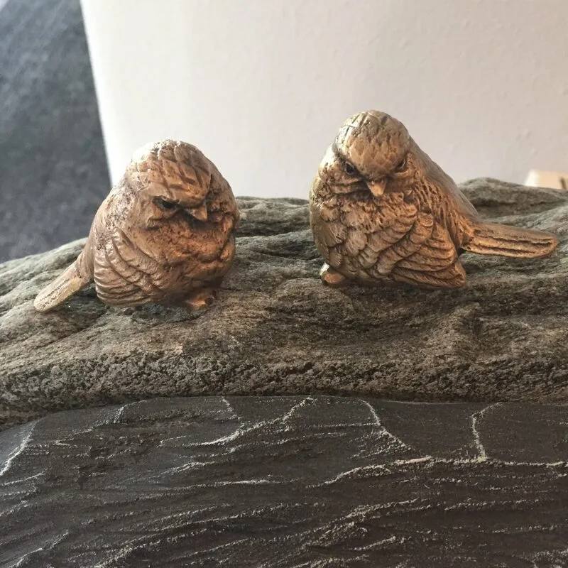 Kleine brons of aluminium vogels