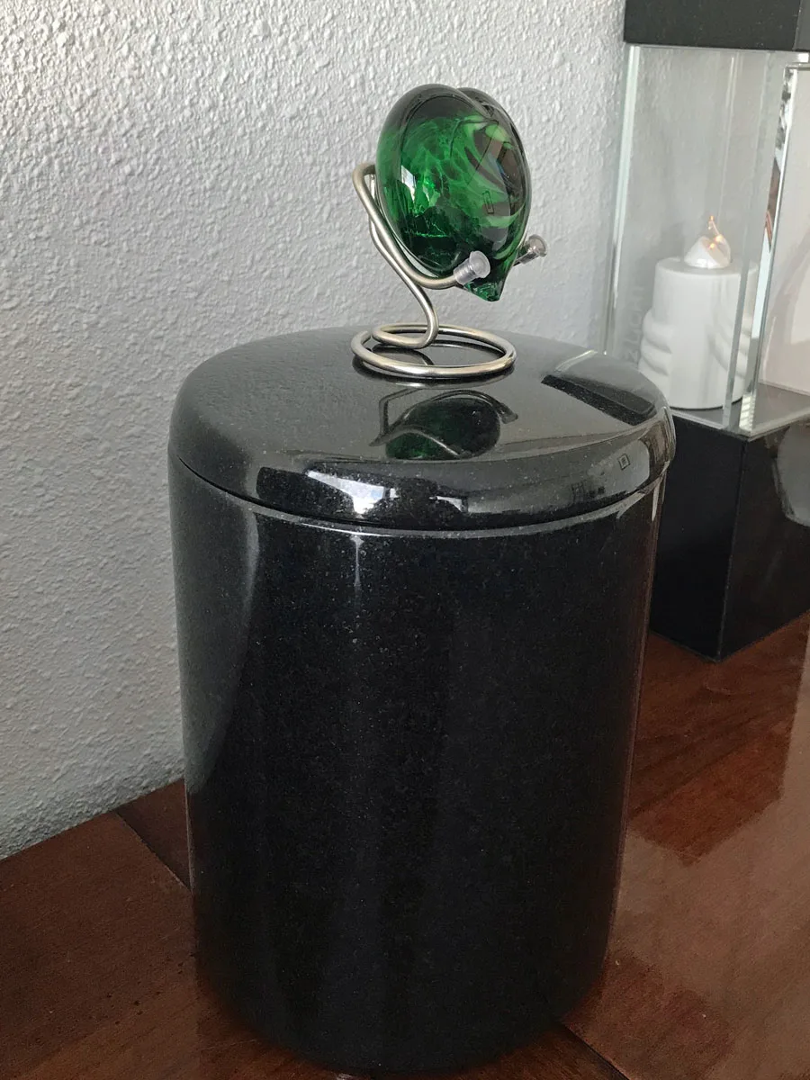Zwart graniet urn