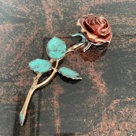 Bronzen roos rood