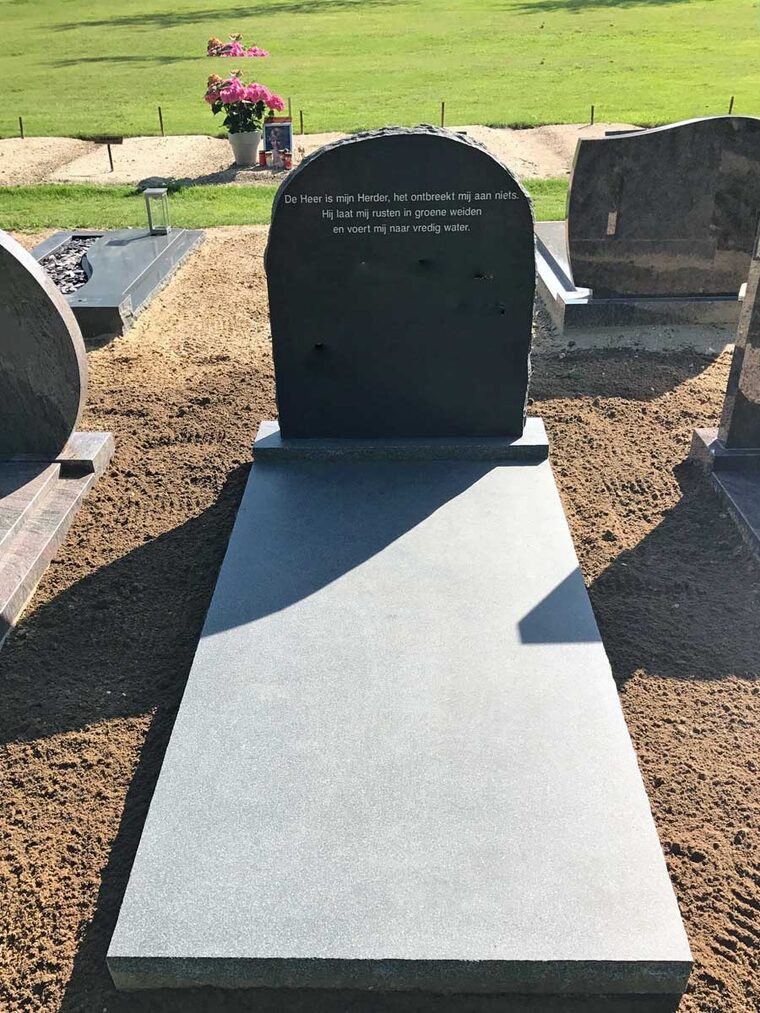 zwart graniet gezoet monument