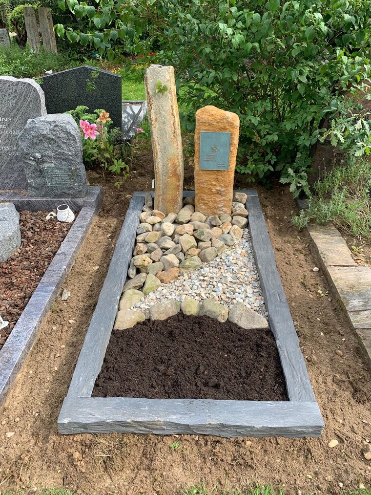 Leisteen graf met bronzen tekst plaat