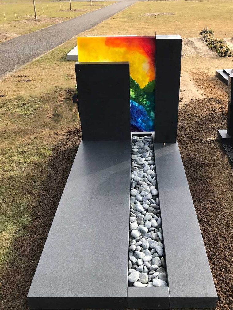 Zwart graniet gezoet met gekleurd glas