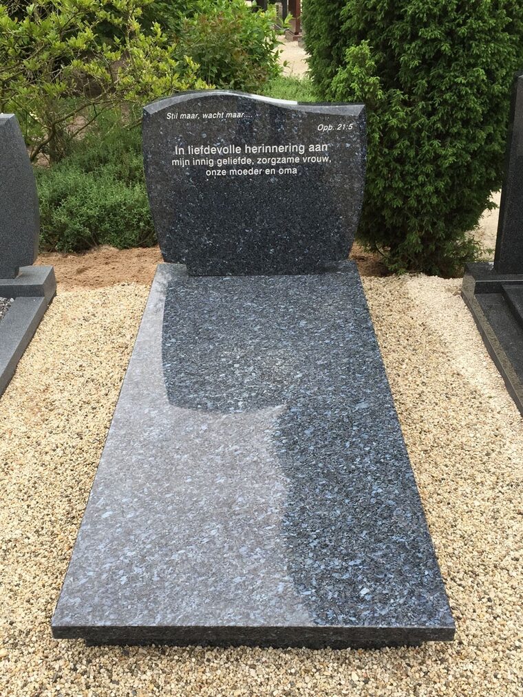Blauw labrador monument op zerk